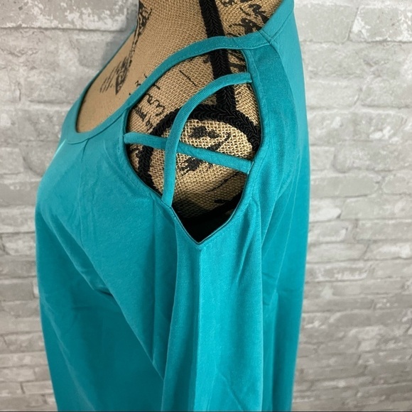 Roaman’s Teal Lattice Cold Shoulder Log Sleeve Tee - Picture 2 of 5